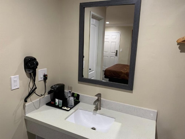 Pacific Inn Anaheim image 11